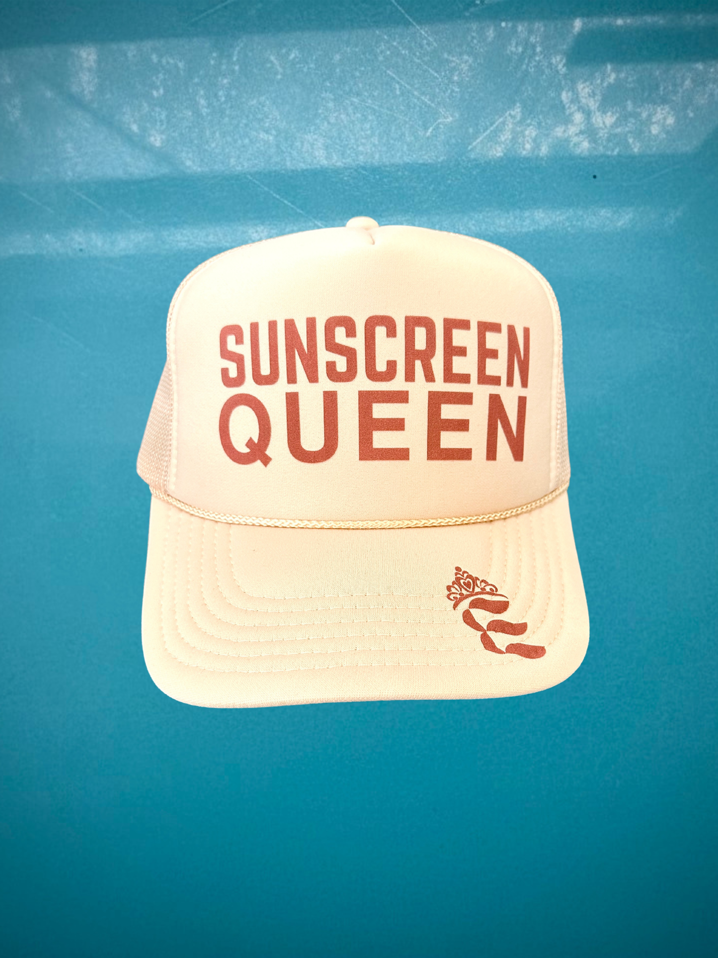 SUNSCREEN QUEEN HAT - breathable mesh backing