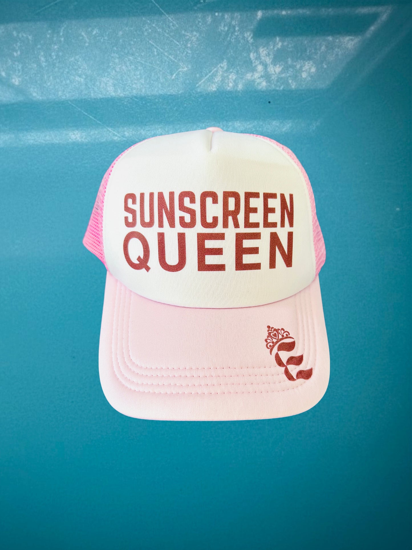 SUNSCREEN QUEEN HAT - breathable mesh backing